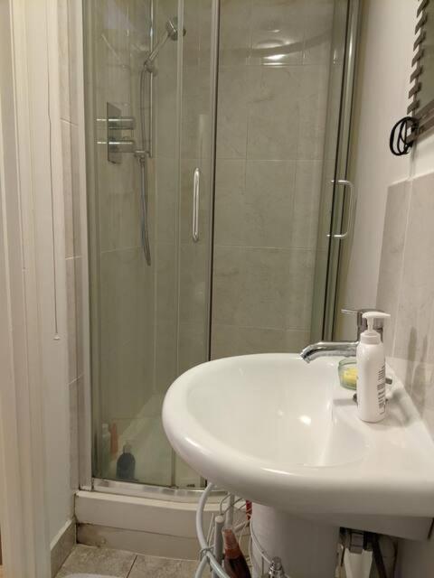 Central And Peaceful Room With Your Own Bathroom London Eksteriør bilde