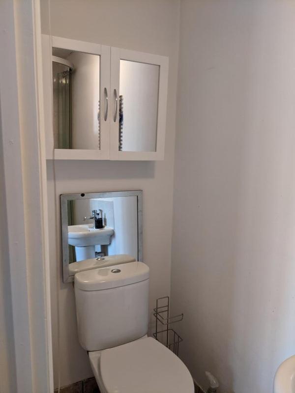 Central And Peaceful Room With Your Own Bathroom London Eksteriør bilde