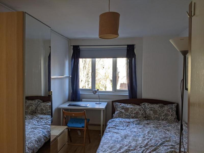 Central And Peaceful Room With Your Own Bathroom London Eksteriør bilde